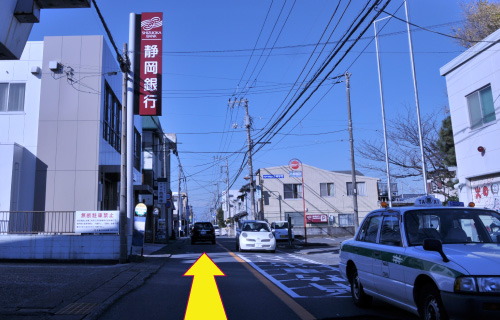 静岡銀行の前の通りになります。
